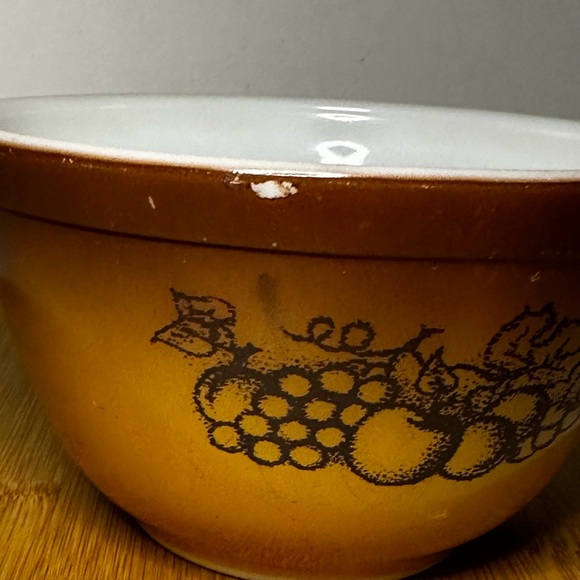 Vintage Pyrex Old Orchard Brown 401 Mixing Nesting Bowl, fruit pattern, 1.5 pint - Picture 4 of 10